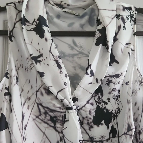 Tahari Arthur S Levine, sleeveless blouse, size 1x - Picture 4 of 5